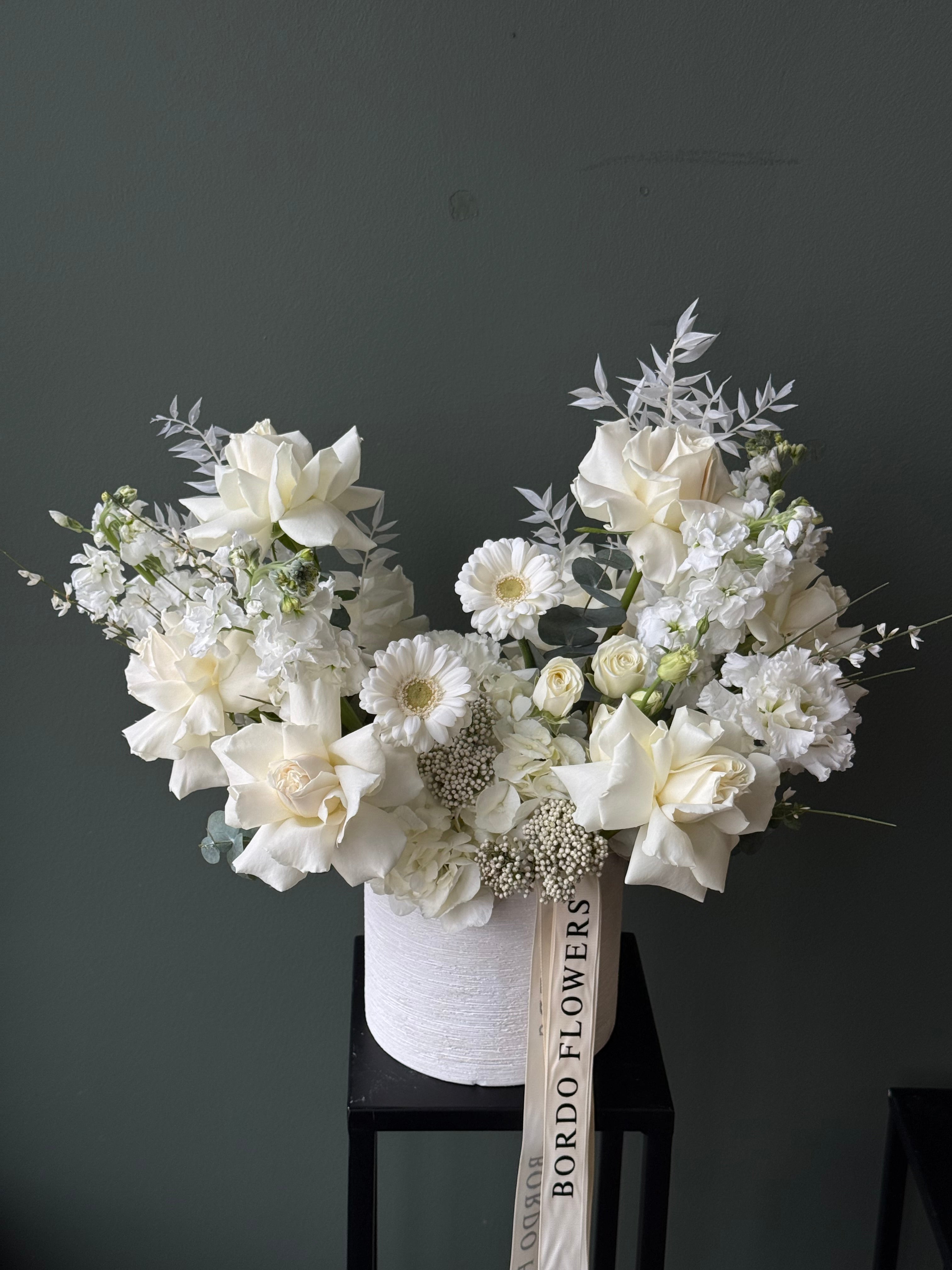 Vase Playa Blanca bouquet in Chicago, elegant fresh flower arrangement for same-day delivery