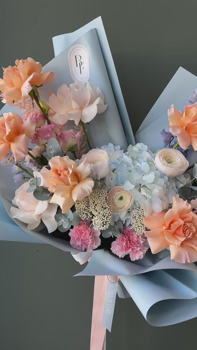 Daphne bouquet in Chicago, elegant fresh flower arrangement for same-day delivery