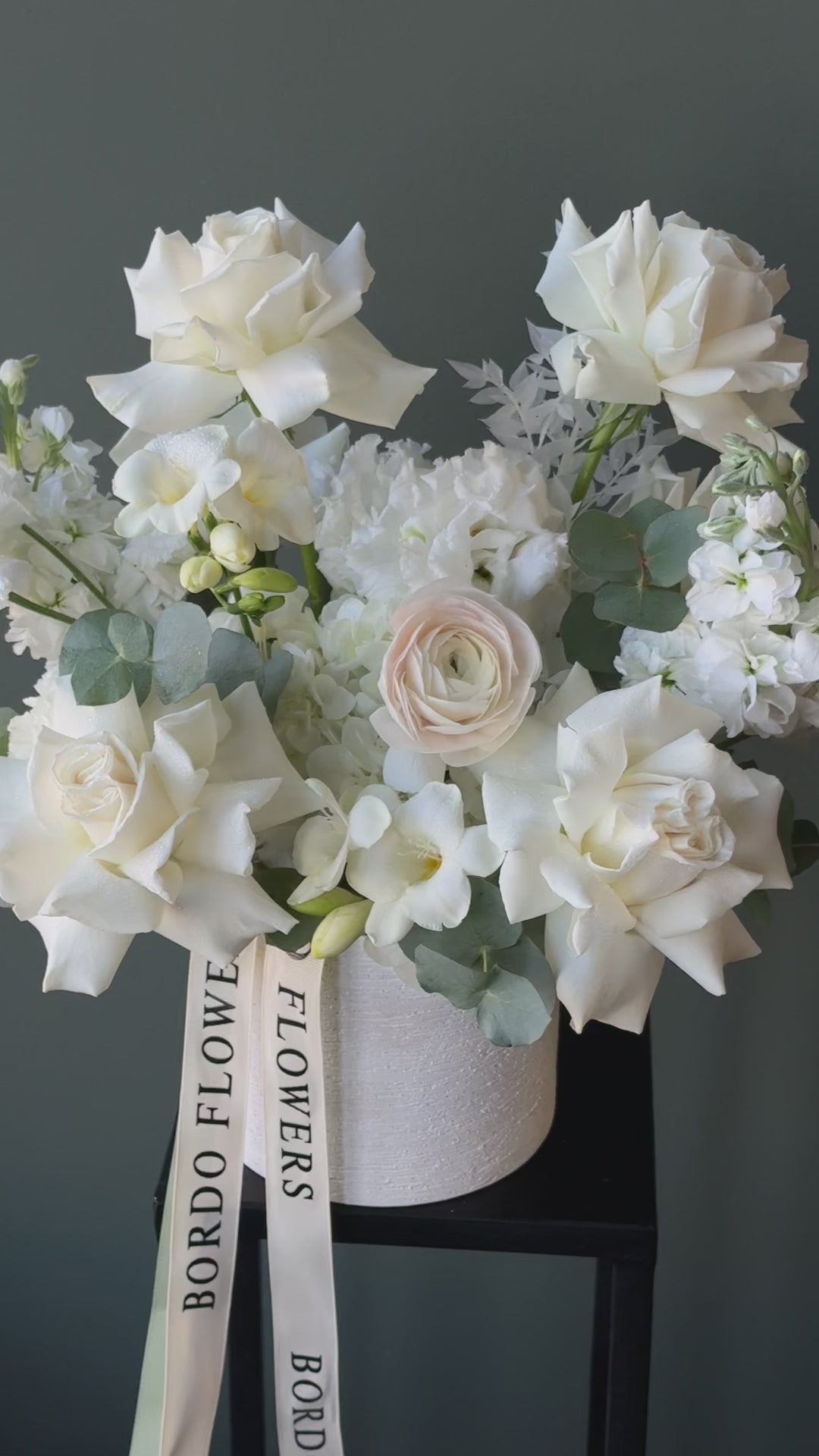 Vase Playa Blanca bouquet in Chicago, elegant fresh flower arrangement for same-day delivery
