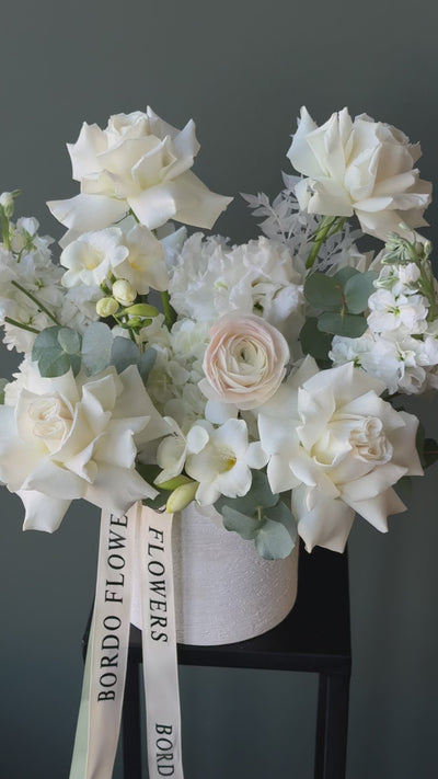 Vase Playa Blanca bouquet in Chicago, elegant fresh flower arrangement for same-day delivery