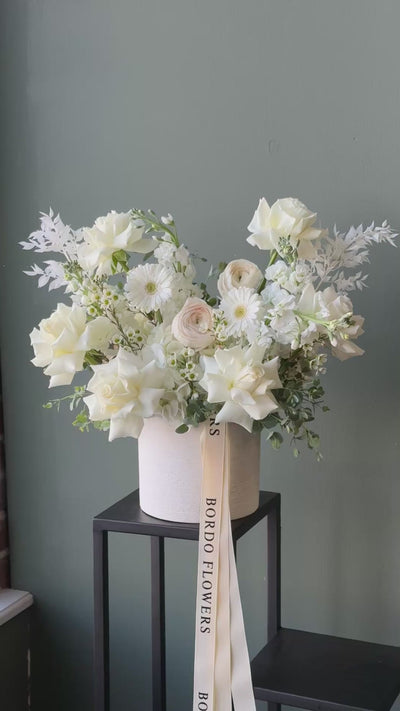 Vase Playa Blanca bouquet in Chicago, elegant fresh flower arrangement for same-day delivery