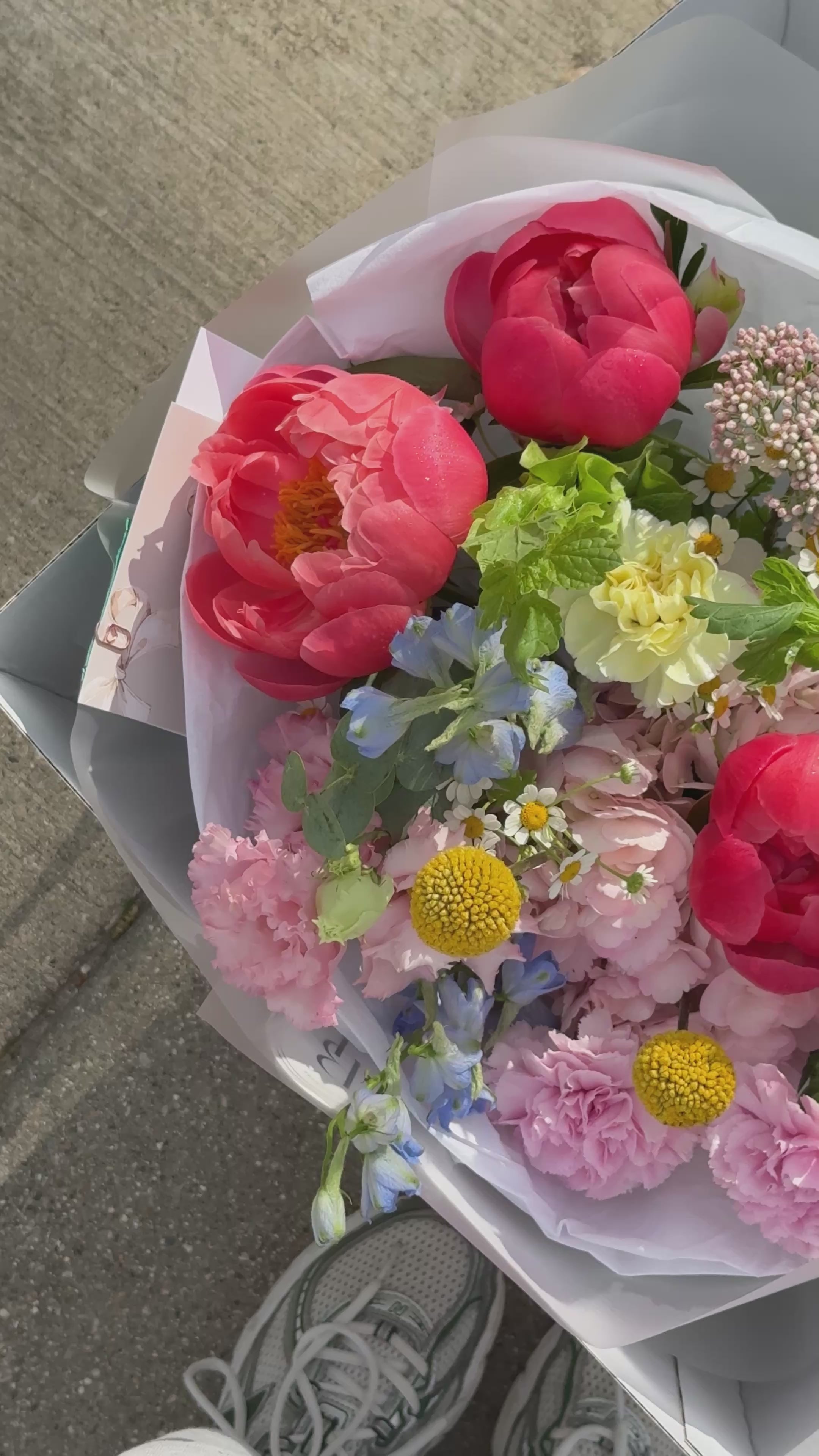 “Dopamine Bouquet” Spring Edition with same-day Chicago delivery. Vibrant seasonal flowers in a joyful spring design.