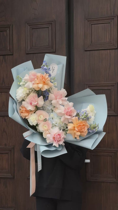 Daphne bouquet in Chicago, elegant fresh flower arrangement for same-day delivery