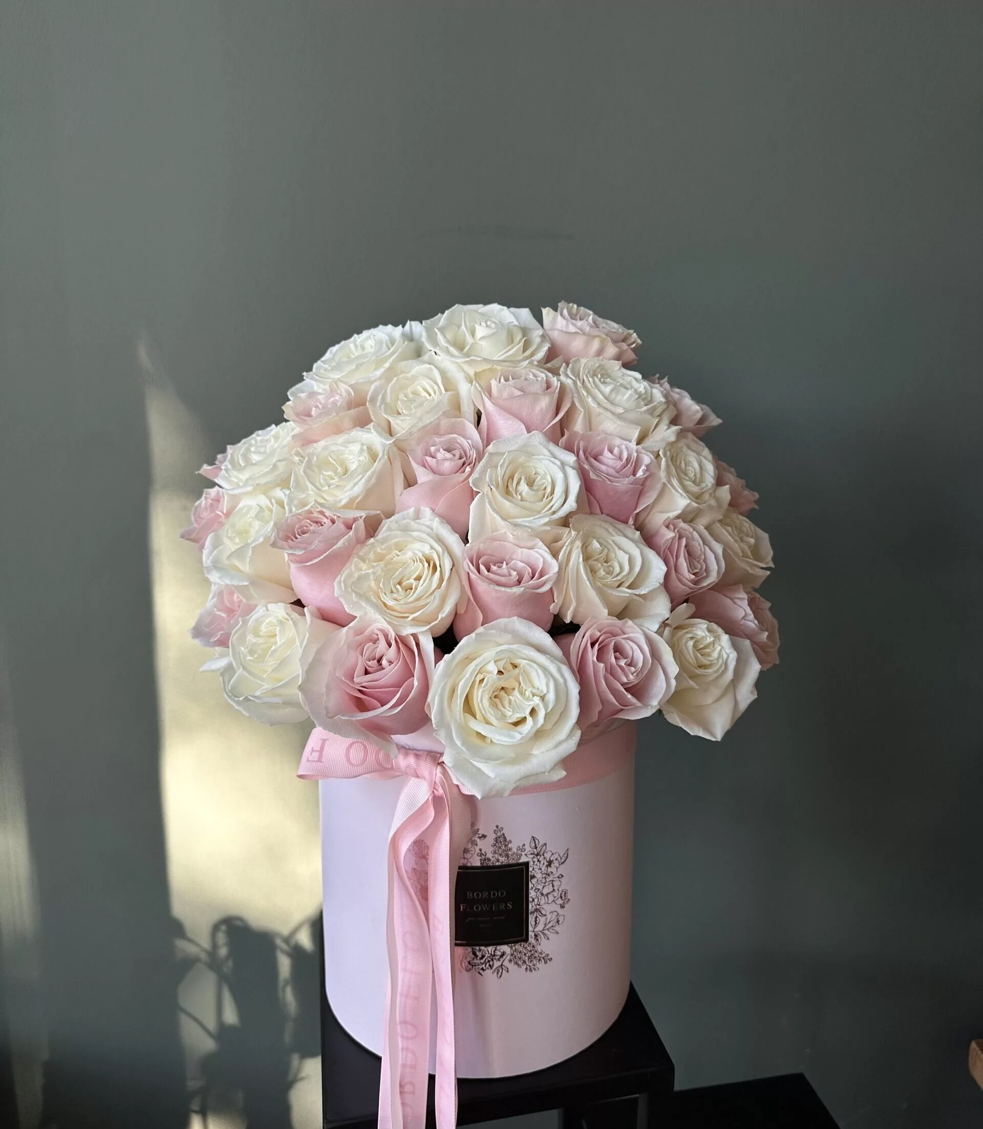 Faith - Bordo Flowers Introducing the "Faith" box arrangement, a stunning medium-sized collection that features 30 exquisite roses, perfect for expressing love, gratitude, or support. Each rose is carefully selected, available in a variety of colors, including classic red, pure white, soft pink, warm peach, or a delightful mix of two colors. The vibrant hues create a beautiful visual impact, making this arrangement a heartfelt gift for any occasion. The "Faith" box is designed to bring joy and elegance to your loved ones, showcasing the timeless beauty of roses in a stylish and modern presentation. Perfect for birthdays, anniversaries, or simply to brighten someone’s day!