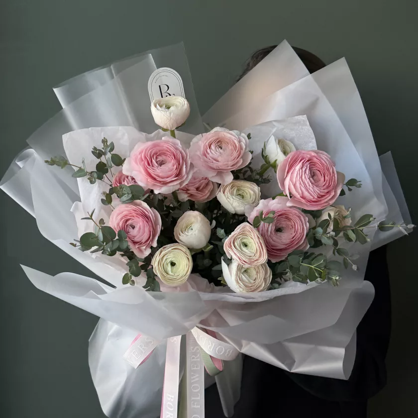 The "Ballerine" bouquet is a graceful addition to your collection, designed to embody elegance and charm. This bouquet features 15 delicate ranunculuses paired with soft sprigs of eucalyptus, creating a harmonious blend of texture and beauty. Perfect for adding a touch of sophistication to any space, the "Ballerine" bouquet captures the essence of timeless refinement with its gentle and airy appeal.