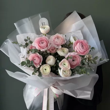 The "Ballerine" bouquet is a graceful addition to your collection, designed to embody elegance and charm. This bouquet features 15 delicate ranunculuses paired with soft sprigs of eucalyptus, creating a harmonious blend of texture and beauty. Perfect for adding a touch of sophistication to any space, the "Ballerine" bouquet captures the essence of timeless refinement with its gentle and airy appeal.