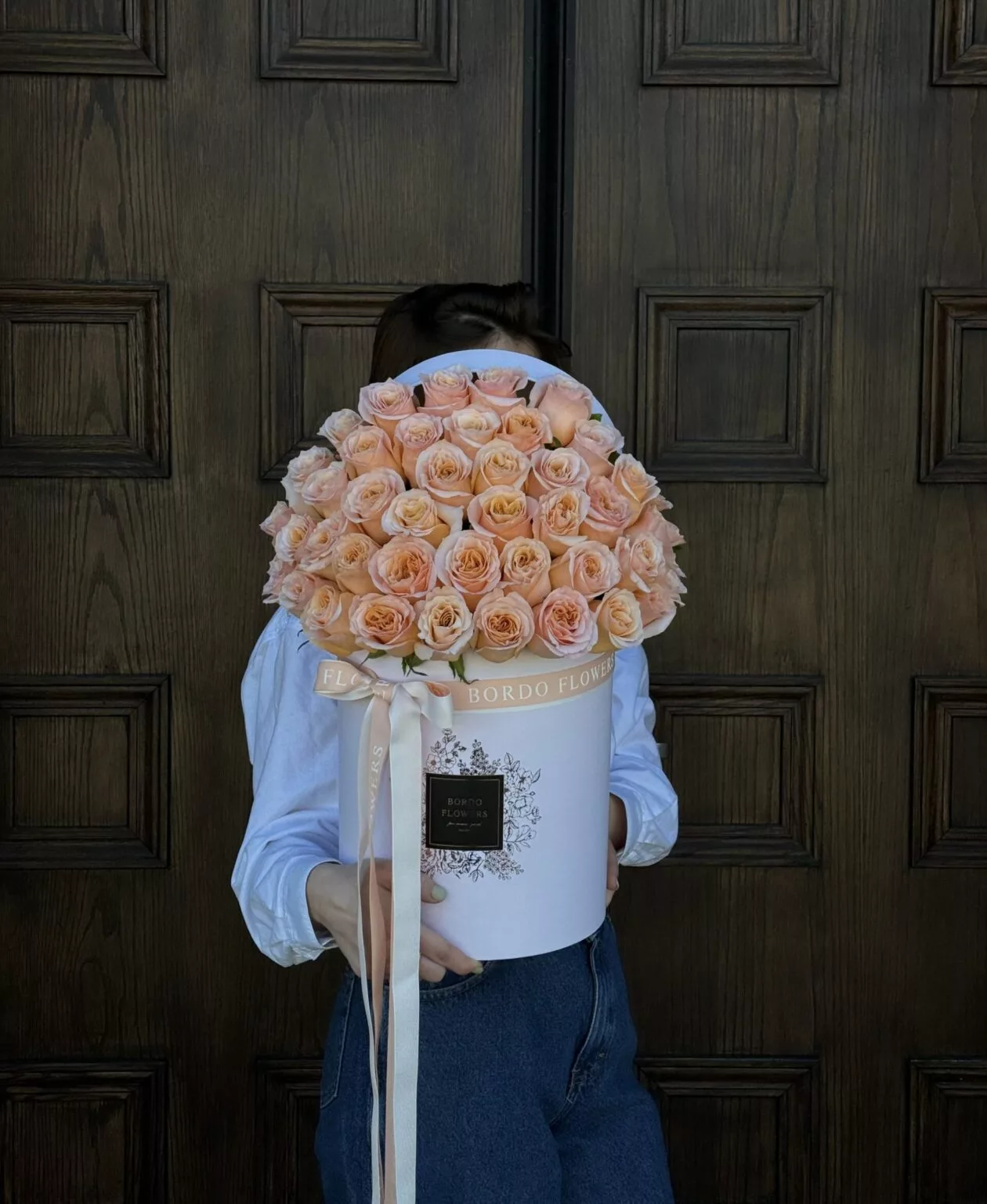 The world of floristry is constantly evolving, offering new ways to present floral arrangements. One of the most popular contemporary trends is box flowers. This format has won the hearts of customers thanks to its practicality, aesthetic appeal, and ease of use.