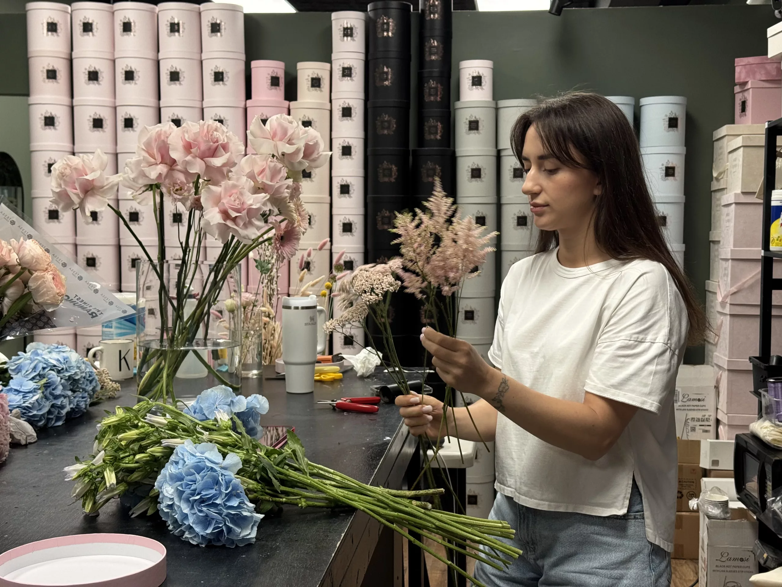 Floral art in Chicago is experiencing a real boom. Modern Chicago florists from our studio understand that their work goes far beyond simply arranging bouquets. It is about creating emotions, embodying feelings, and shaping special moments in people’s lives.