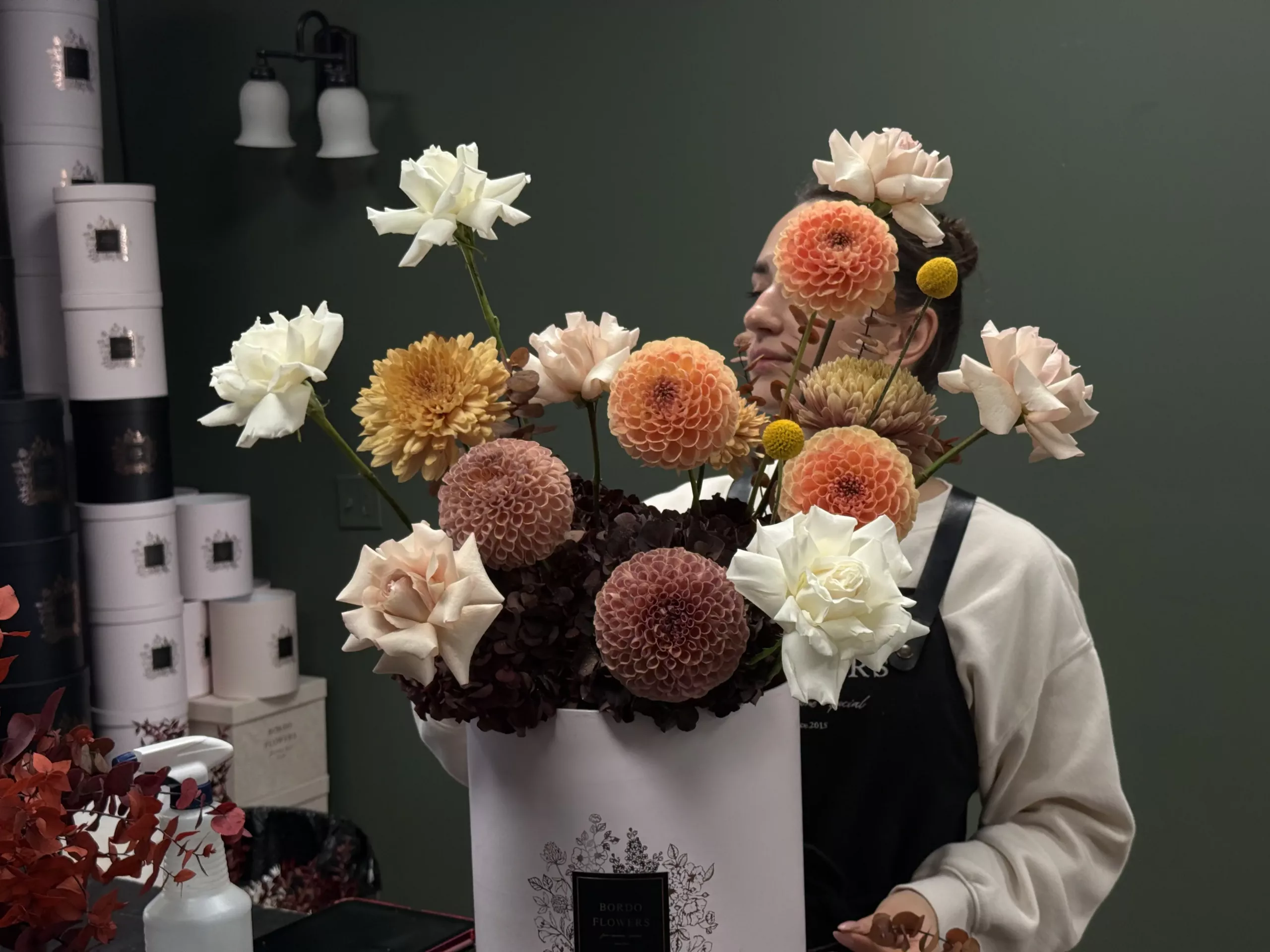 Our Chicago florist are constantly improving their skills by learning new techniques for processing and preserving flowers. The use of special preservatives, proper angled cutting of stems, and treatment of cuts with antibacterial solutions all extend the life of floral arrangements. Innovative methods include: Vacuum packaging for transportation Use of new-generation floral foam Use of stabilized plants Integration of LED lighting into arrangements Creation of scented bouquets